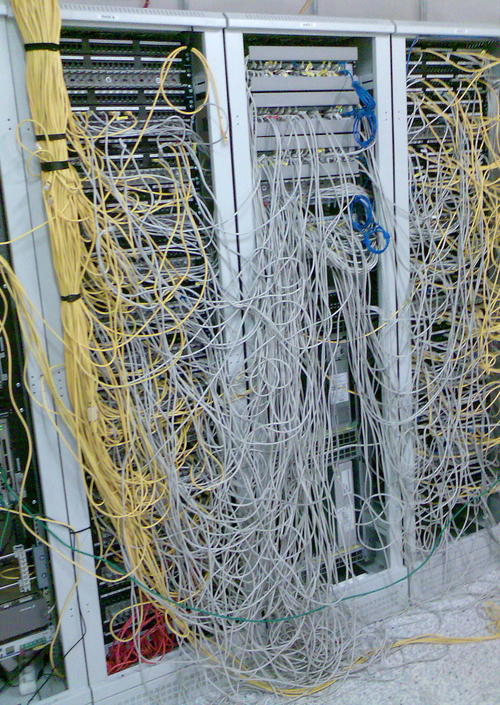 Сервер реальная жизнь. Серверная комната. Провода в серверной. Серверная комната в проводах. Порядок в серверной.